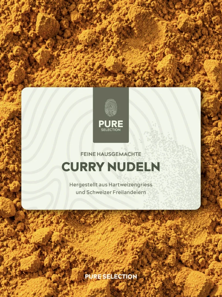 Etikett der Curry Nudeln von Pure Selection auf gelbem Currypulver