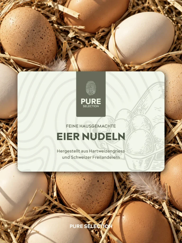 Etikett der Eier Nudeln von Pure Selection auf braunen und weissen Eiern im Stroh
