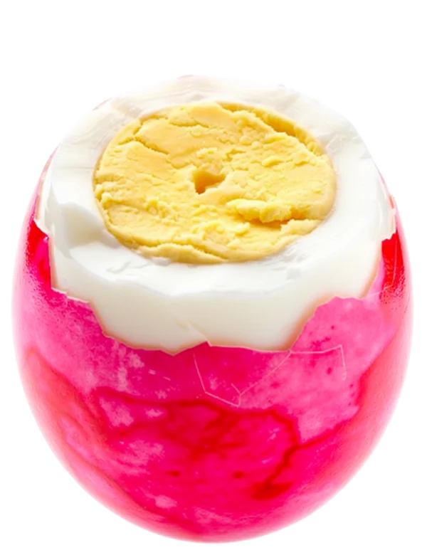 Pink gefärbtes, hart gekochtes Freilandei, oben aufgeschnitten
