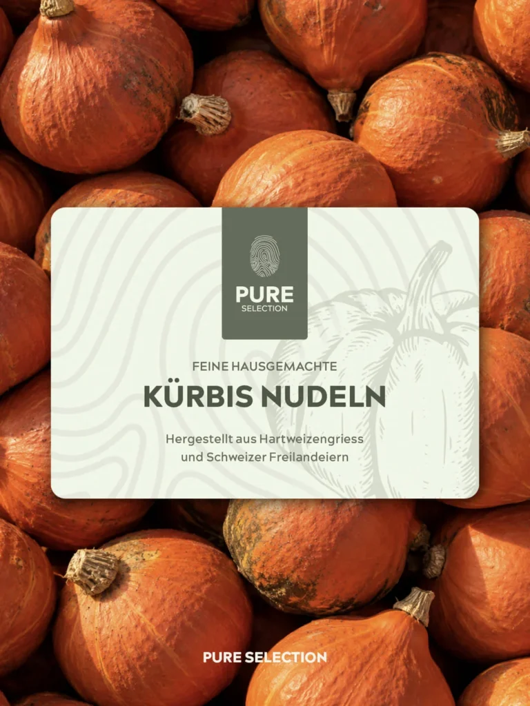 Etikett der Kürbis Nudeln von Pure Selection auf orangen Hokkaido-Kürbissen