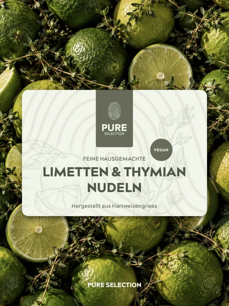 Etikett der veganen Limetten und Thymian Nudeln von Pure Selection auf Limetten und Thymianzweigen