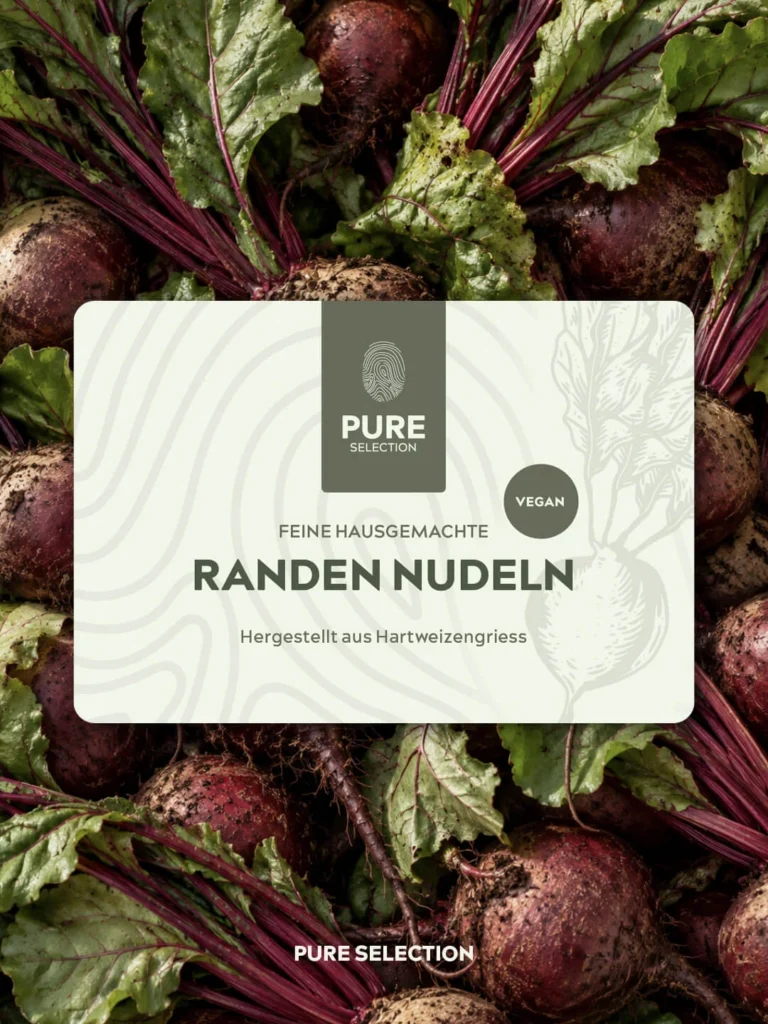 Etikett der veganen Randen Nudeln von Pure Selection auf frischen Randen mit Blättern