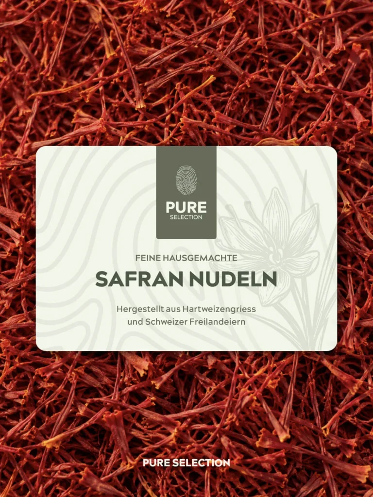 Etikett der Safran Nudeln von Pure Selection auf einem Bett aus roten Safranfäden