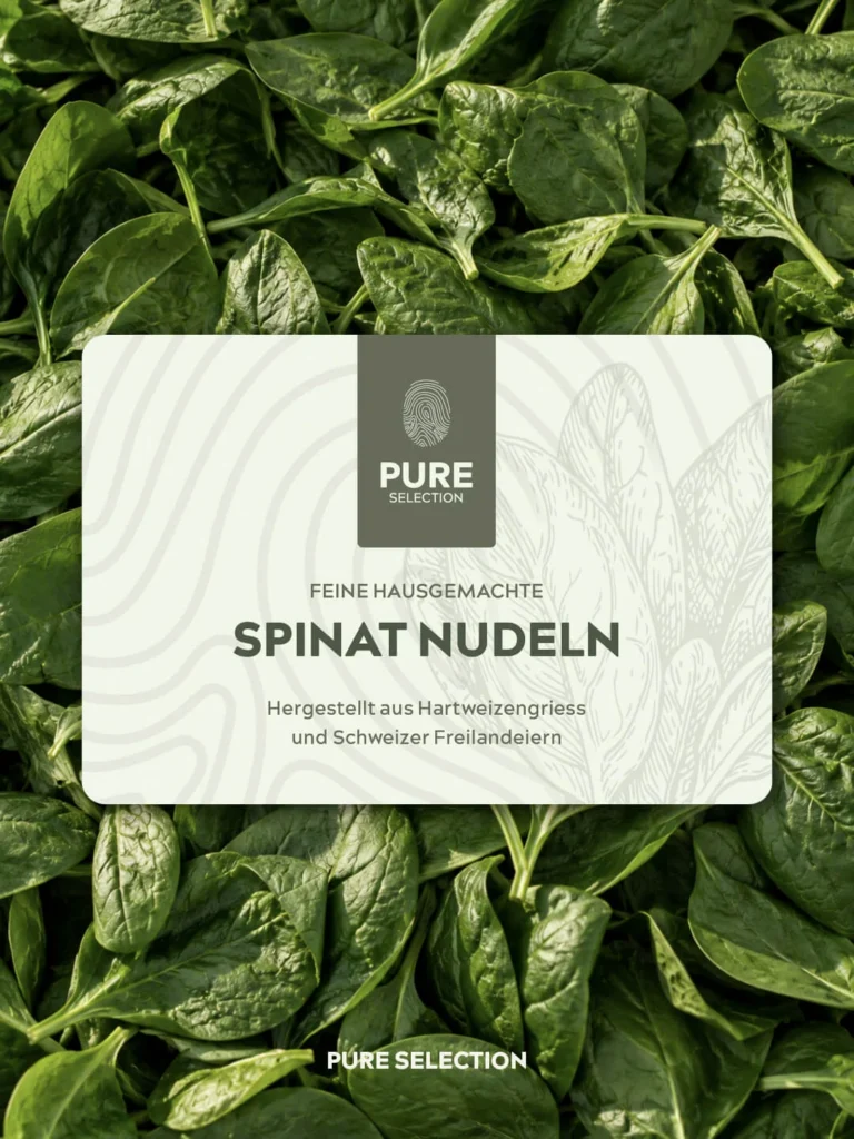 Etikett der Spinat Nudeln von Pure Selection auf frischen Spinatblättern
