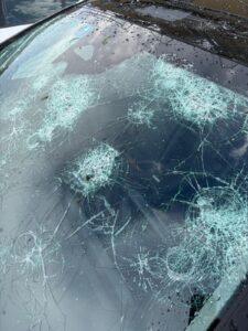 Durch Hagel zersplitterte Windschutzscheibe eines Fahrzeugs von Pure Selection